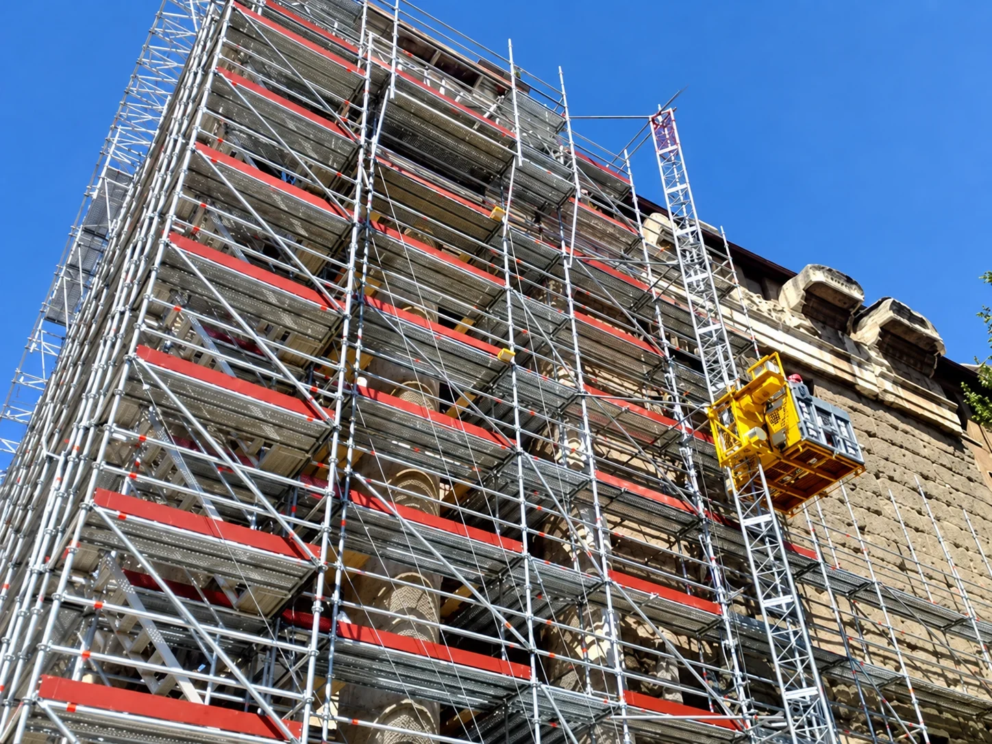 Montacarichi da cantiere su colonna a cremagliera, Foro Romano a Roma