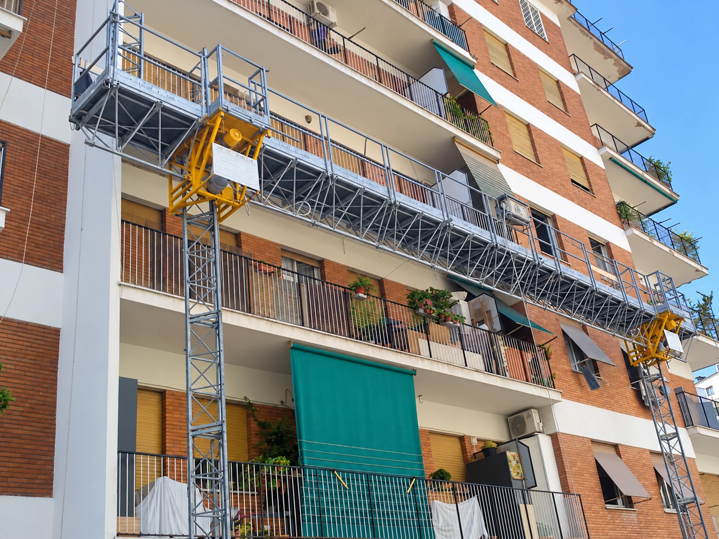 Rielaborazione AI da foto aziendale: Rielaborazione da foto aziendale di ponteggi autosollevanti